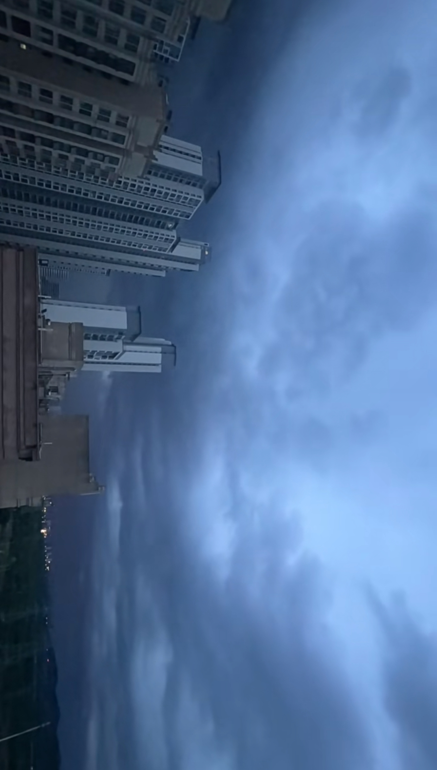 武漢暴雨電閃雷鳴部分道路出現(xiàn)積水，內(nèi)澇監(jiān)測(cè)讓城市“耳聰目明”(圖1)